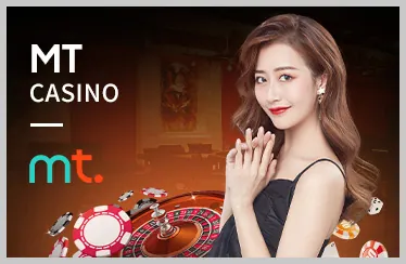 Bàn chơi Baccarat trực tuyến với người chia bài và các lá bài.